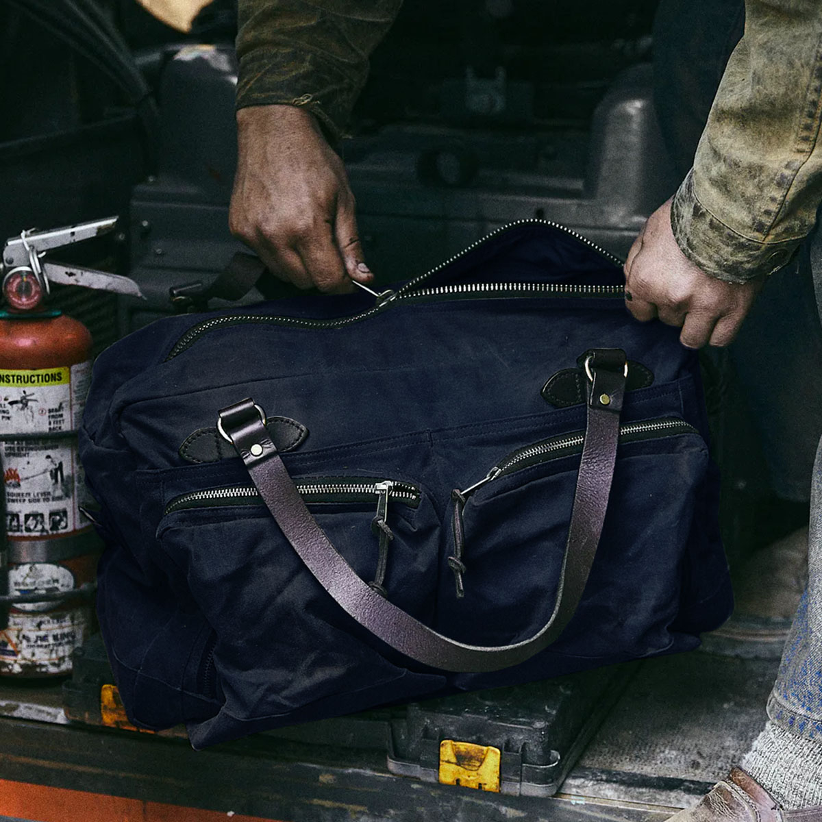 Filson 48-Hour Tin Cloth Duffle Bag Navy, een robuuste reistas met grote vakken voor een lang weekend