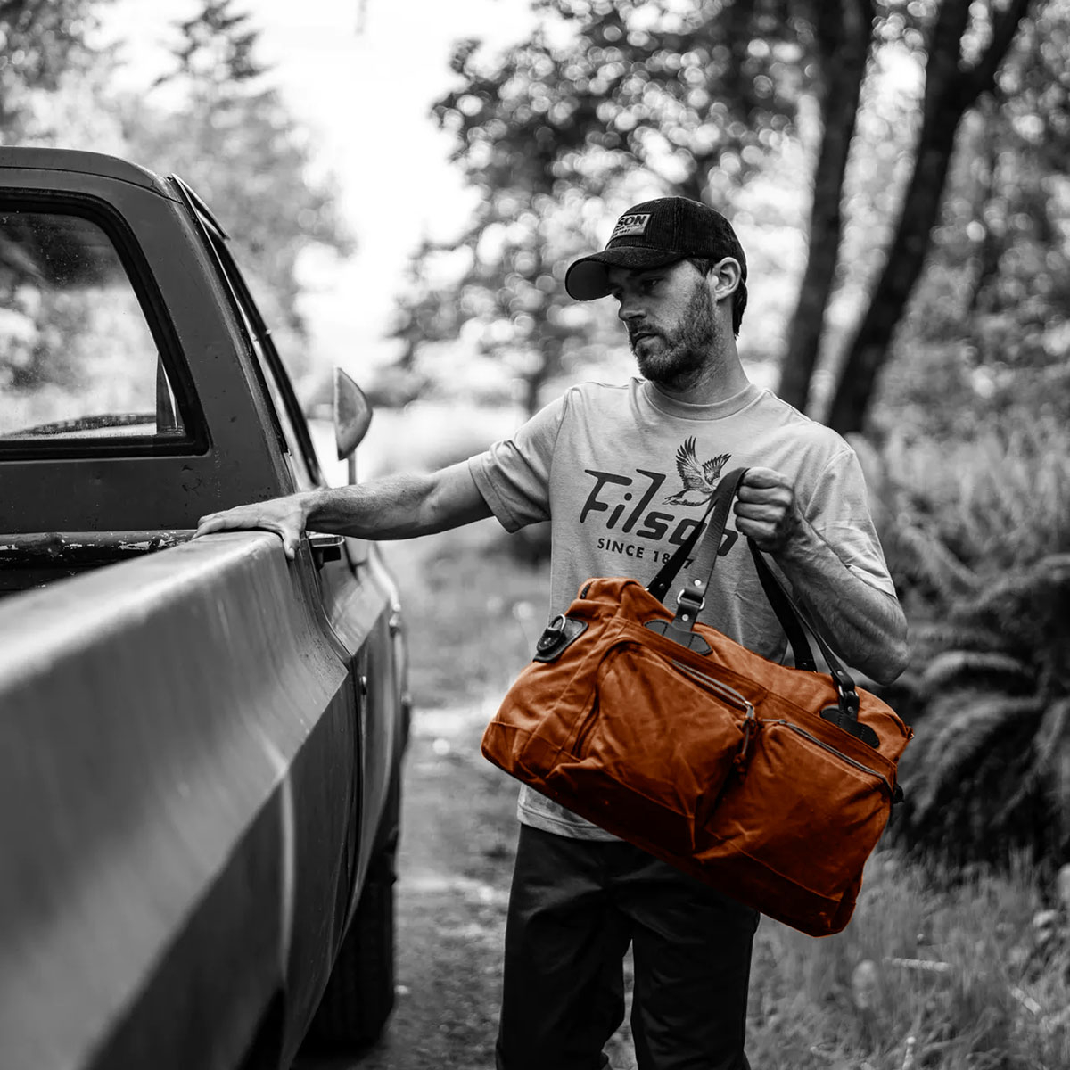 Filson 48-Hour Tin Cloth Duffle Bag Rust, een robuuste reistas met grote vakken voor een lang weekend