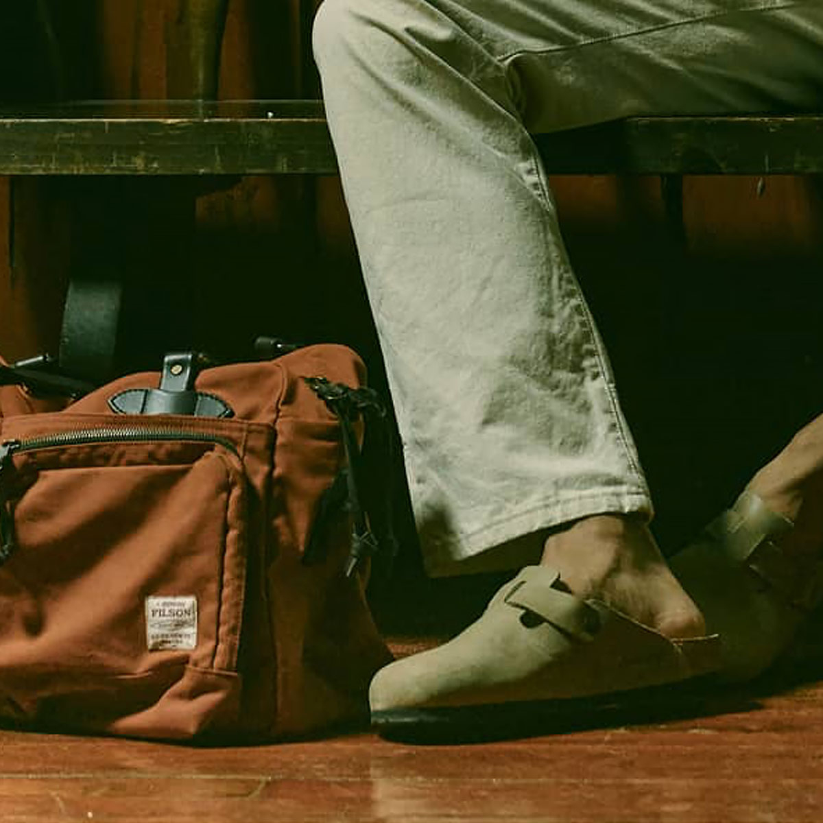 Filson 48-Hour Tin Cloth Duffle Bag Rust, is uitermate geschikt voor een weekendje weg of een zaken reis