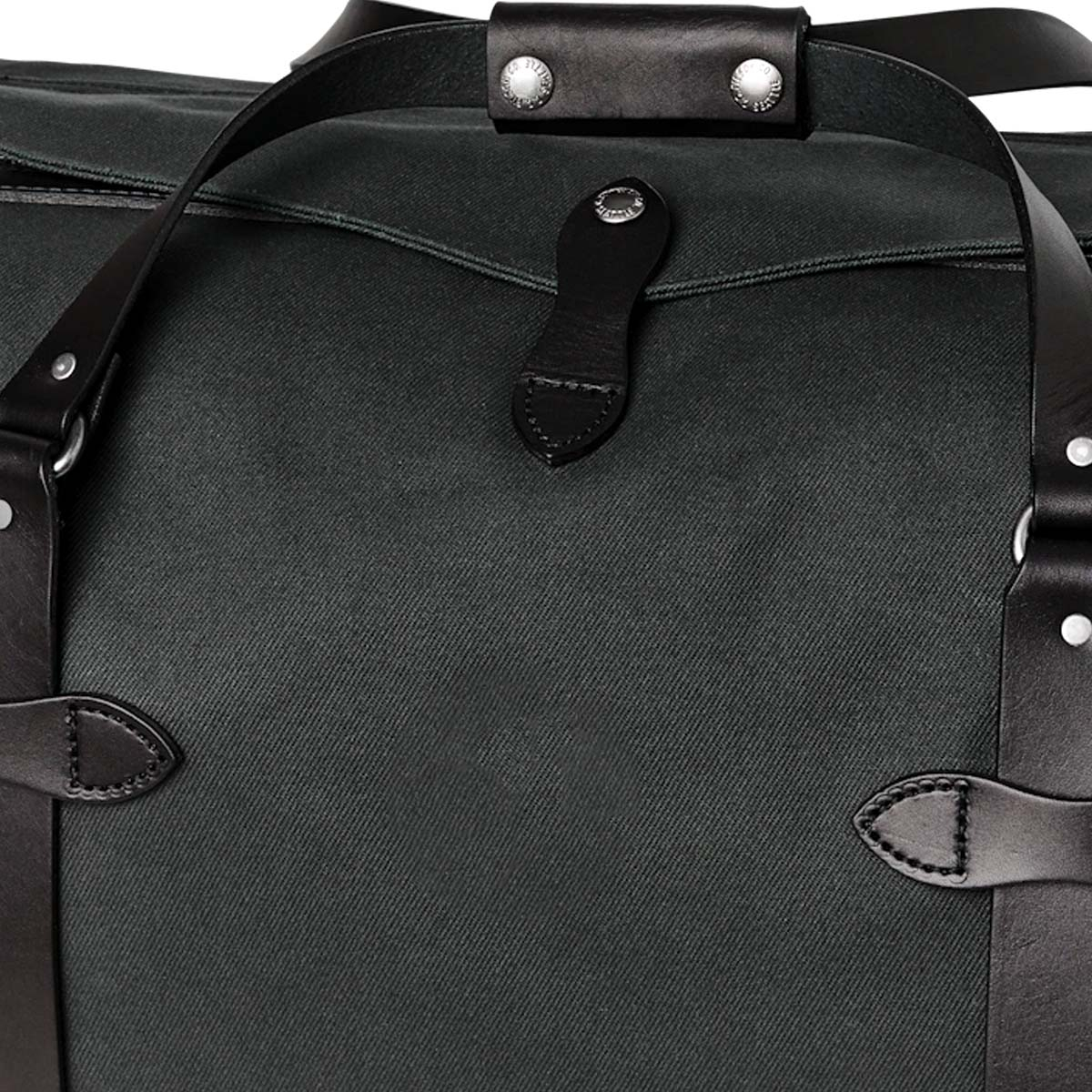 Filson Duffle Medium Faded Black perfect voor een weekendje weg of een kleine zakenreis