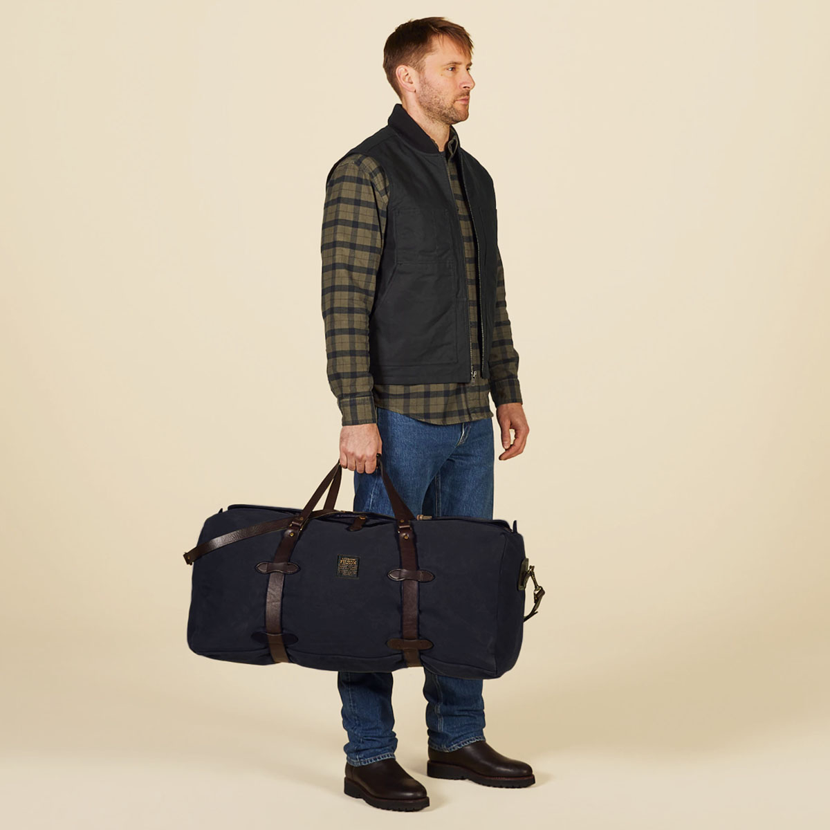 Filson Rugged Twilll Duffle Bag Large Navy, gedragen in de hand