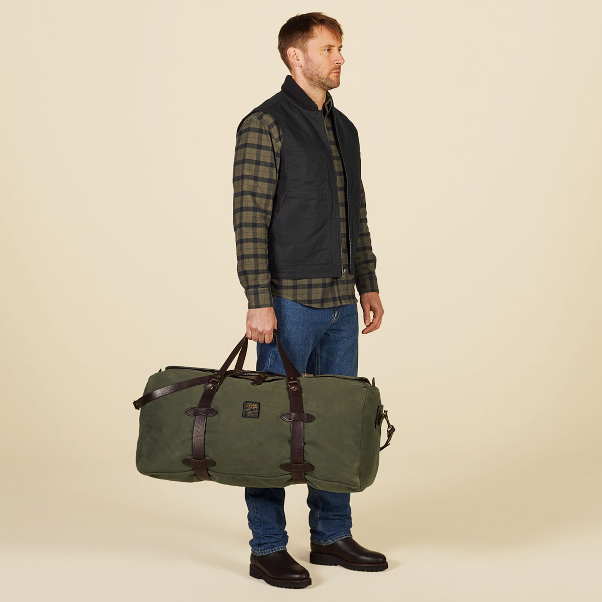 Filson Rugged Twilll Duffle Bag Large Otter Green, gedragen in de hand