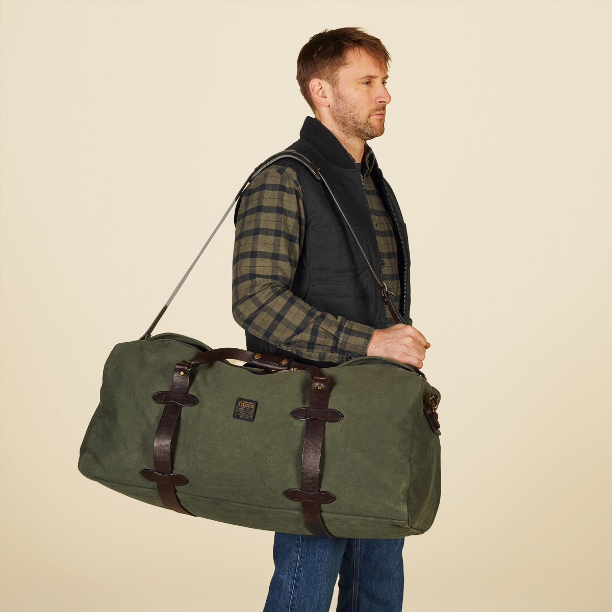 Filson Rugged Twilll Duffle Bag Large Otter Green, gedragen aan de schouder