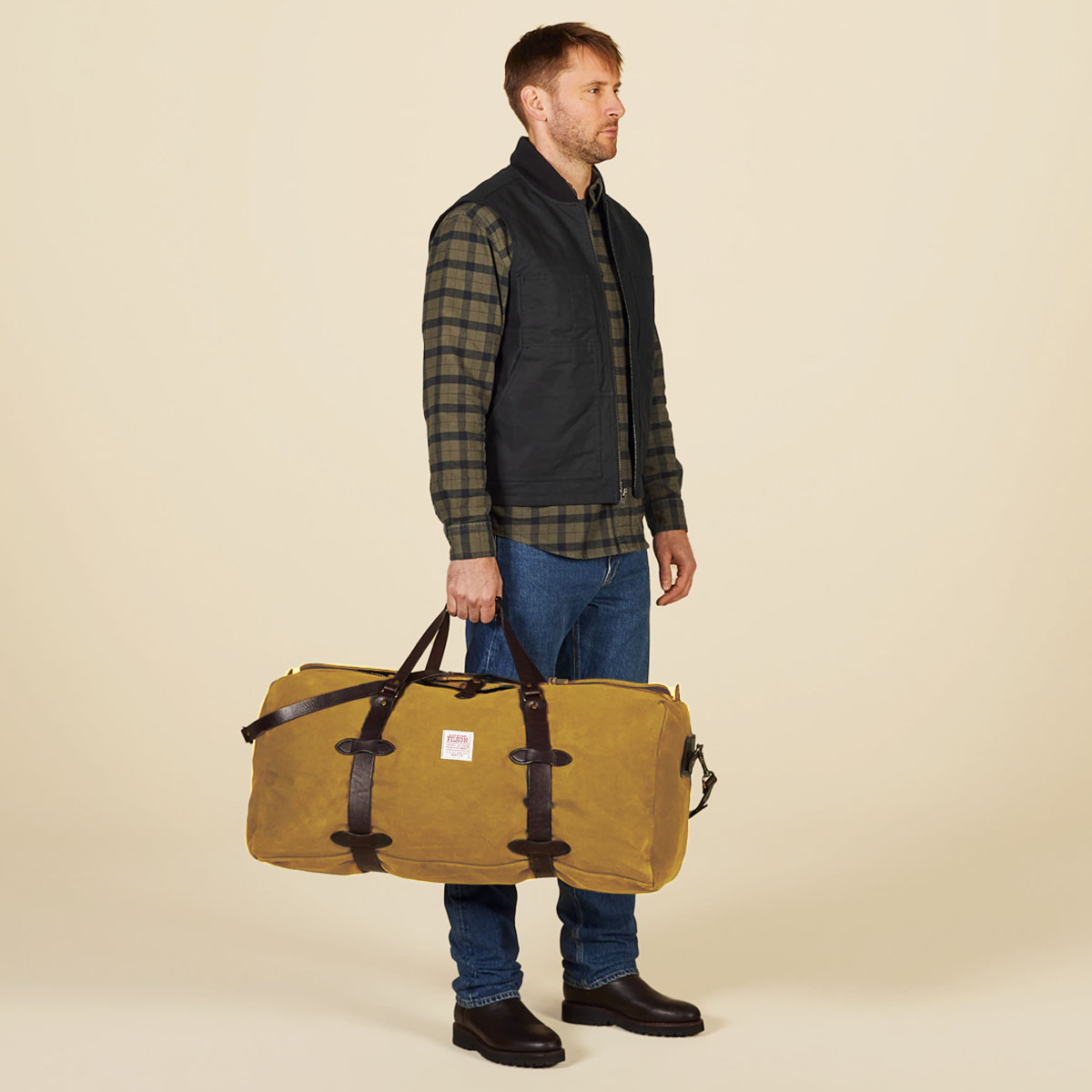 Filson Rugged Twilll Duffle Bag Large Tan, gedragen in de hand