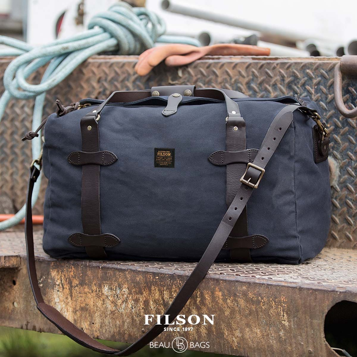 Filson Duffle Medium Navy, perfect voor een weekendje weg of een kleine zakenreis