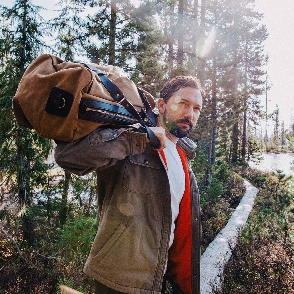 Filson Rugged Twill Duffle Bag Medium Tan, gedragen over de schouder Filson Rugged Twill Duffle Bag Medium Tan, gedragen over de schouder