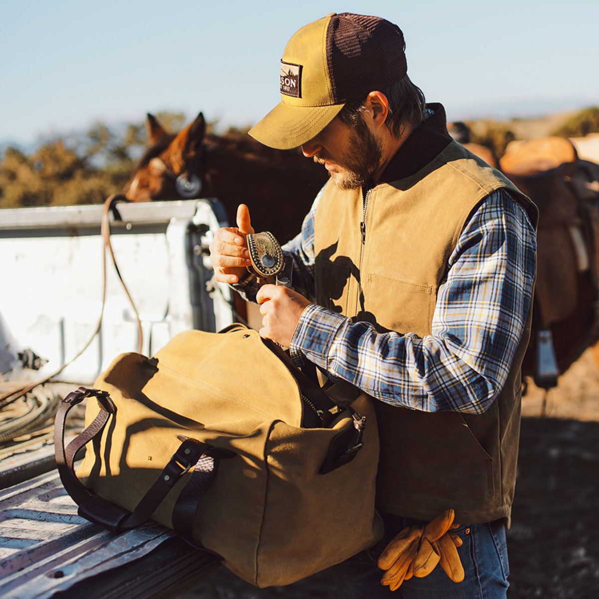 Filson Rugged Twill Duffle Bag Medium Tan met cowboy Filson Rugged Twill Duffle Bag Medium Tan met cowboy