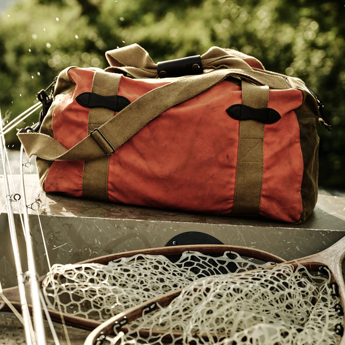 Filson Tin Cloth Medium Duffle Bag Dark Tan/Flame, een compacte reistas voor een lang weekend