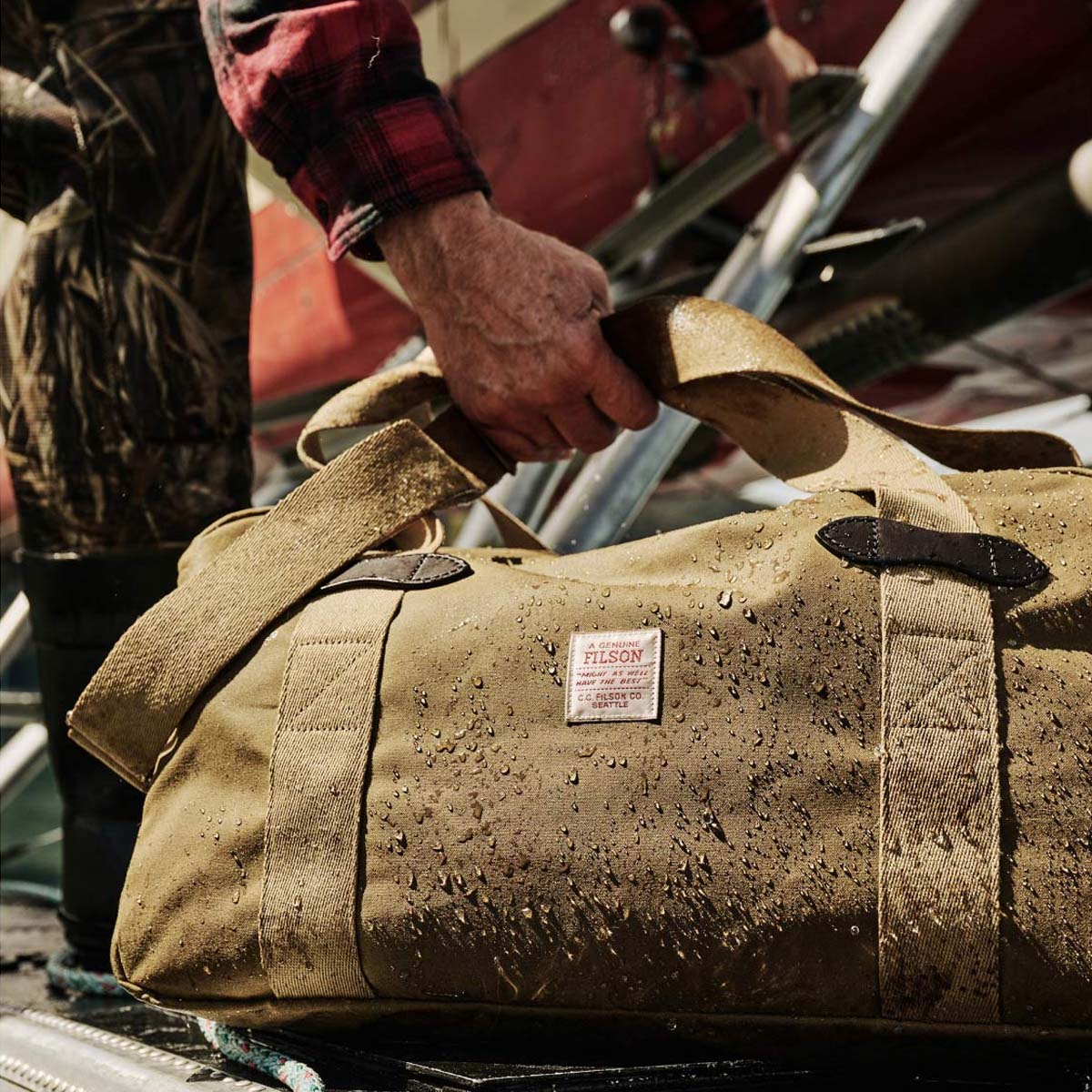 Filson Tin Cloth Medium Duffle Bag Dark Tan, een compacte reistas voor een lang weekend