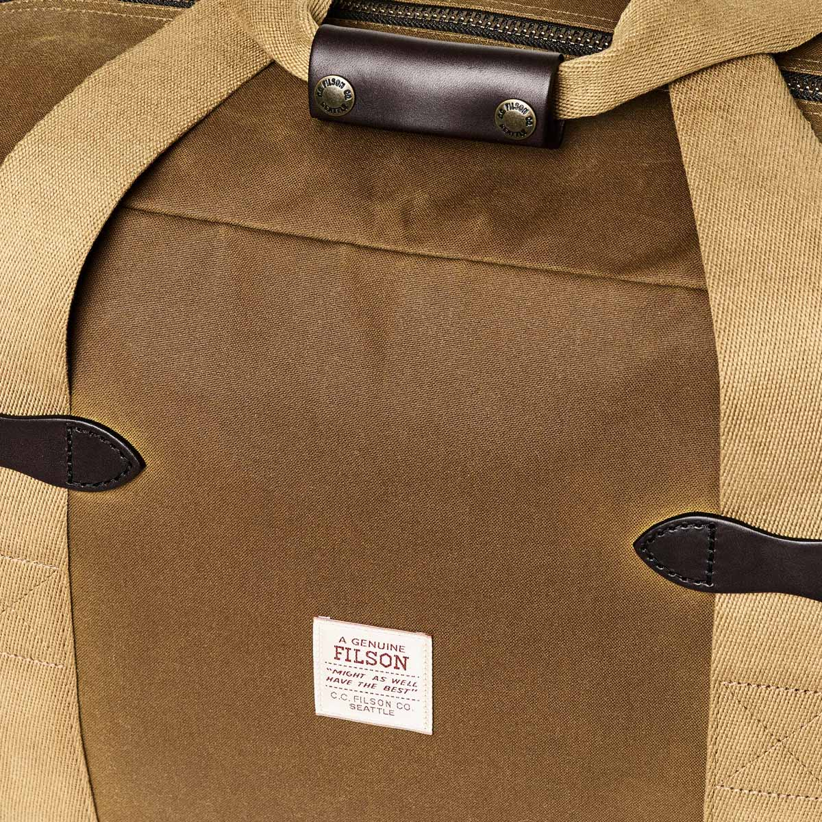 Filson Tin Cloth Medium Duffle Bag Dark Tan, is uitermate geschikt voor een weekendje weg of een avontuurlijke reis
