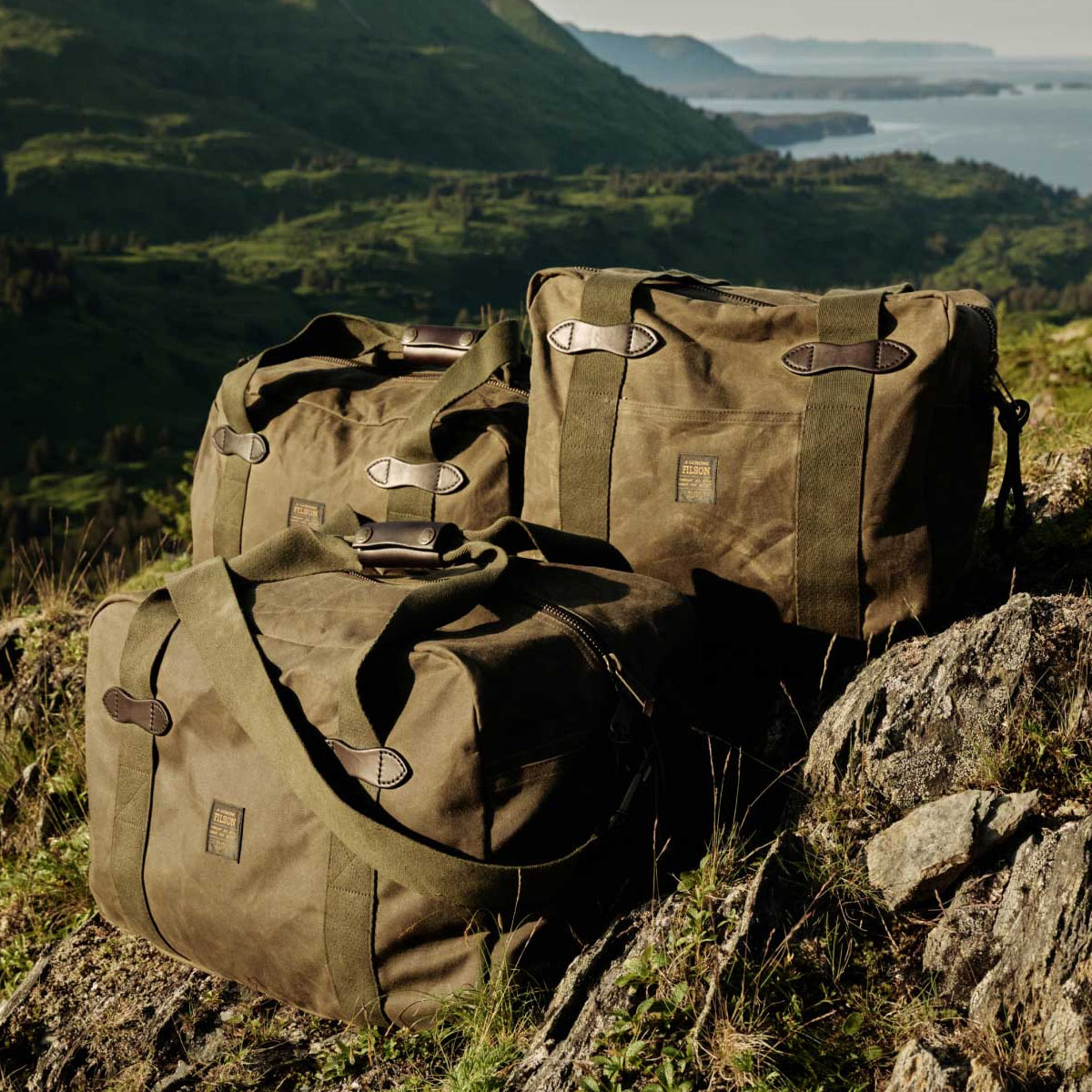Filson Tin Cloth Medium Duffle Bag Otter Green, is uitermate geschikt voor een weekendje weg of een avontuurlijke reis