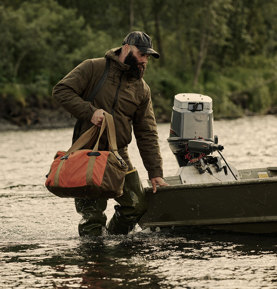 Filson Tin Cloth Small Duffle Bag Dark Tan/Flame, een compacte reistas voor een lang weekend