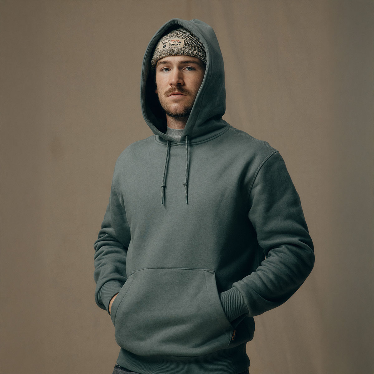 Filson Prospector Hoodie Balsam Green, een koel-weer basic voor de lange termijn, gemaakt van stevig 13-oz. fleece