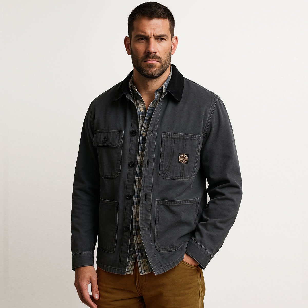 Filson Chore Coat Faded Black, een robuuste katoenen jas, gebouwd om lang mee te gaan en geïnspireerd op werkkledingtraditie