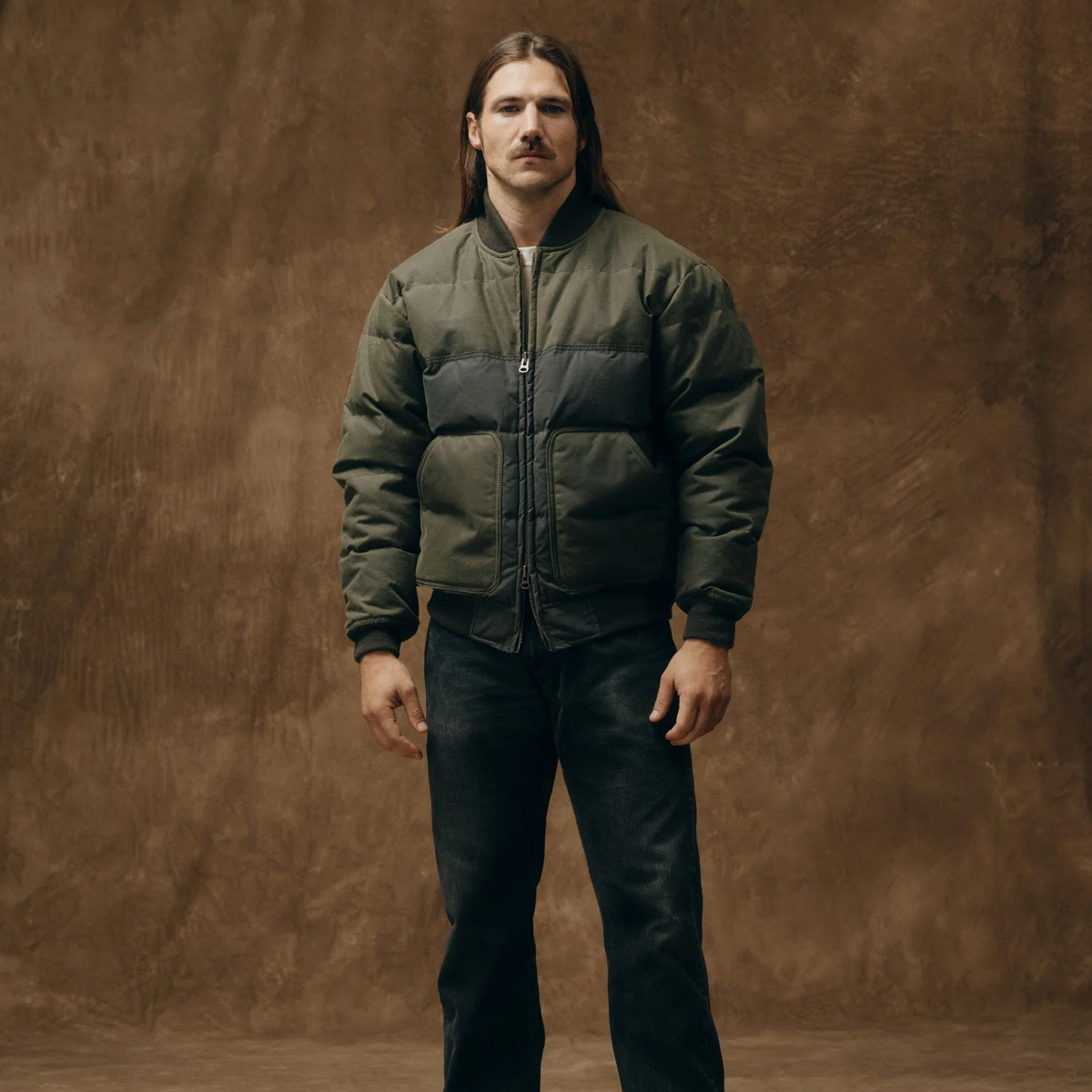 Filson Down Bomber Jacket Otter Green, een warme, weerbestendige Cover Cloth Shell met verantwoord gewonnen donsisolatie Filson Down Bomber Jacket Otter Green, weerbestendige Cover Cloth Shell met verantwoord gewonnen donsisolatie