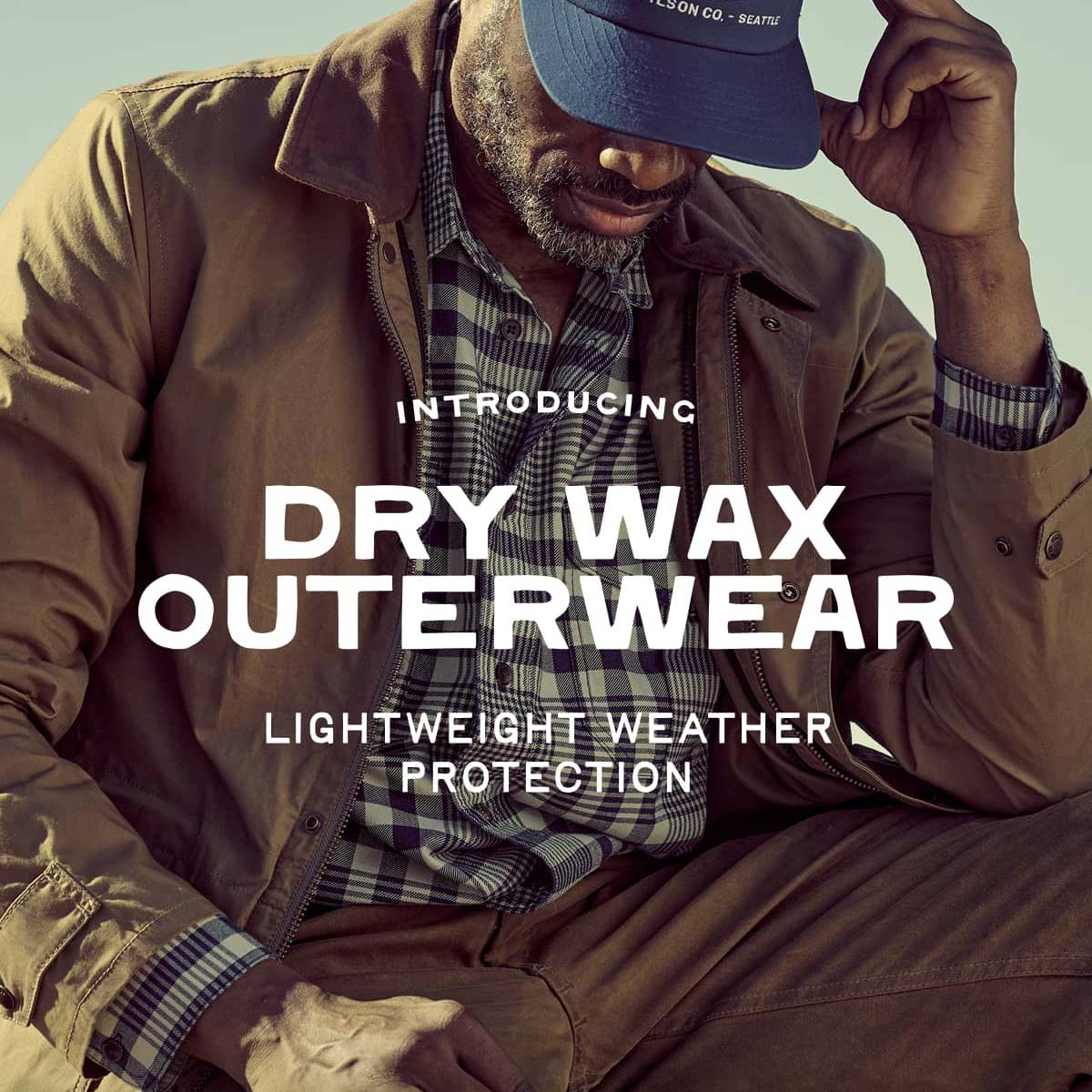 Filson Dry Wax Mile Marker Coat Burnt Olive, lichtgewicht gewaxte jas voor outdoor gebruik en dagelijks dragen.