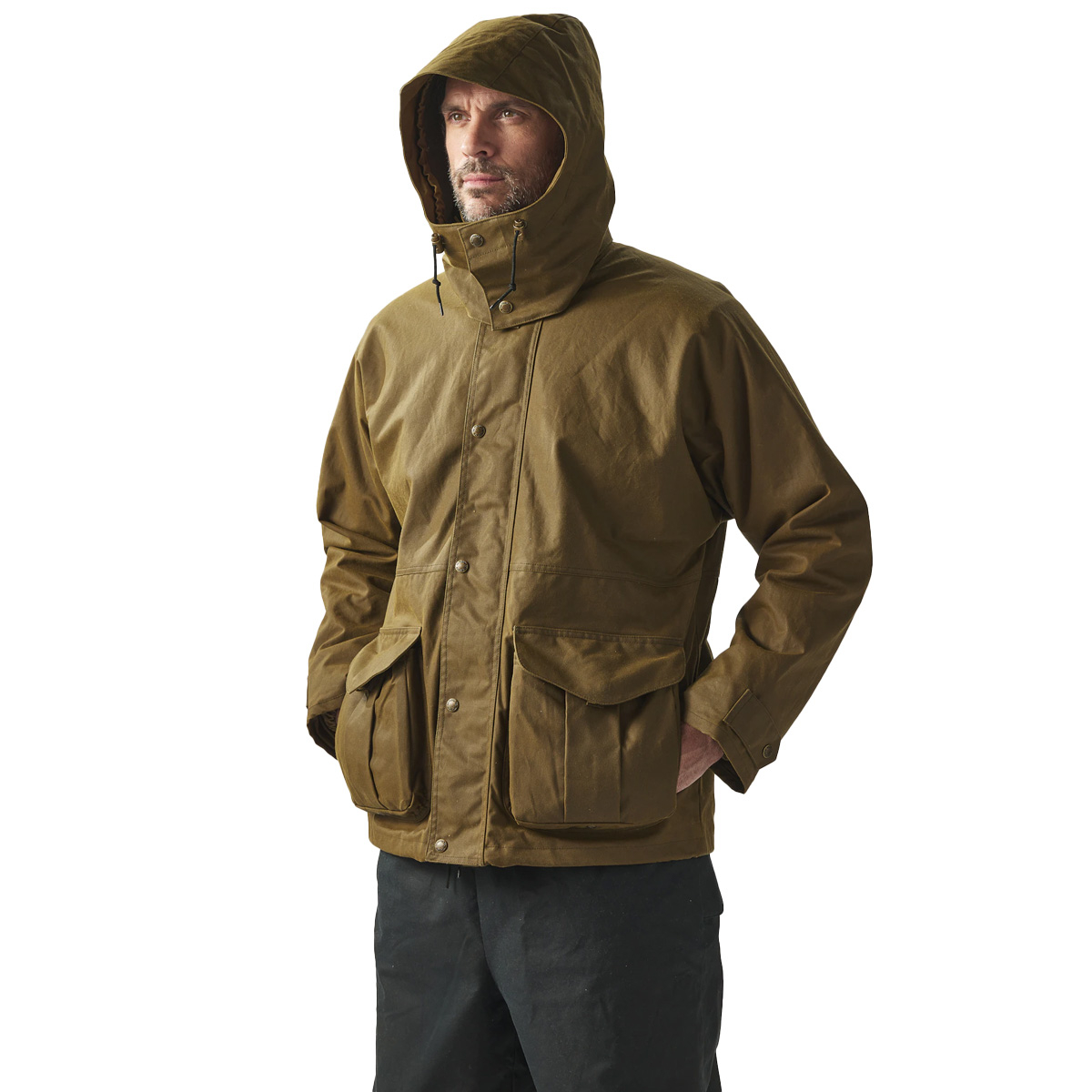 Filson Foul Weather Jacket Dark Tan, model is 188 cm, 86 kg draagt maat medium