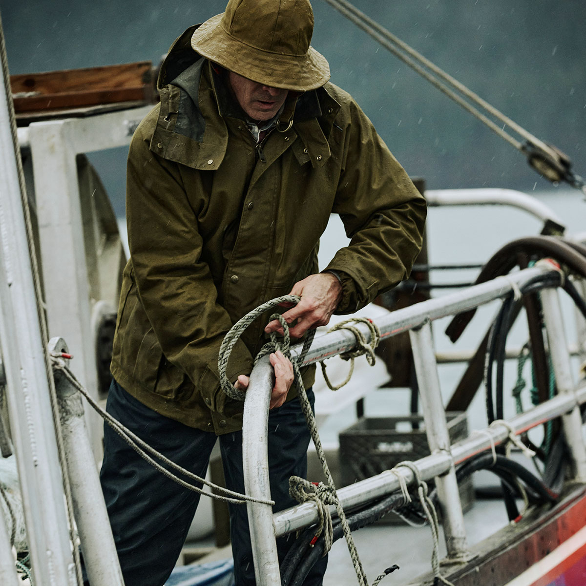 Filson Foul Weather Jacket Dark Tan, een klassieke regenjas van gewaxt katoen met verbeterde pasvorm en stevige stof