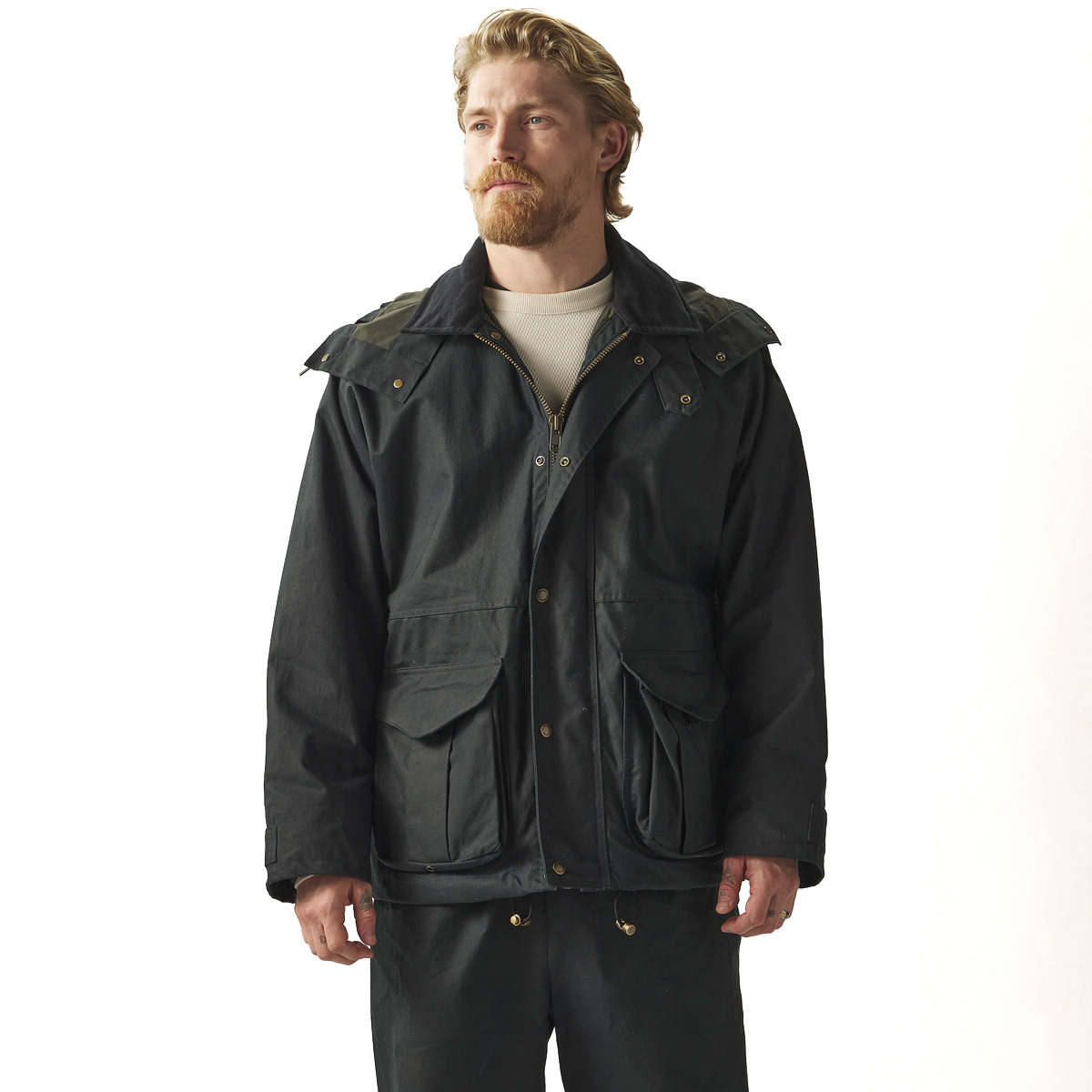 Filson Foul Weather Jacket Harbor Blue, model is 185 cm, 84 kg draagt maat medium