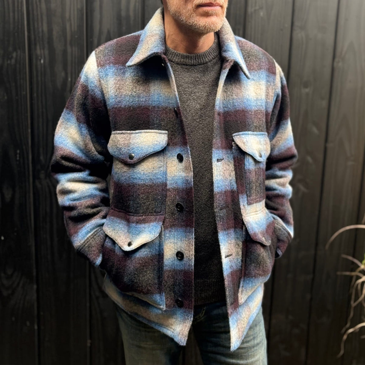 Filson Knitted Wool Cruiser Red/Black Plaid, Verstelbare manchetten met dubbele knoopsluiting