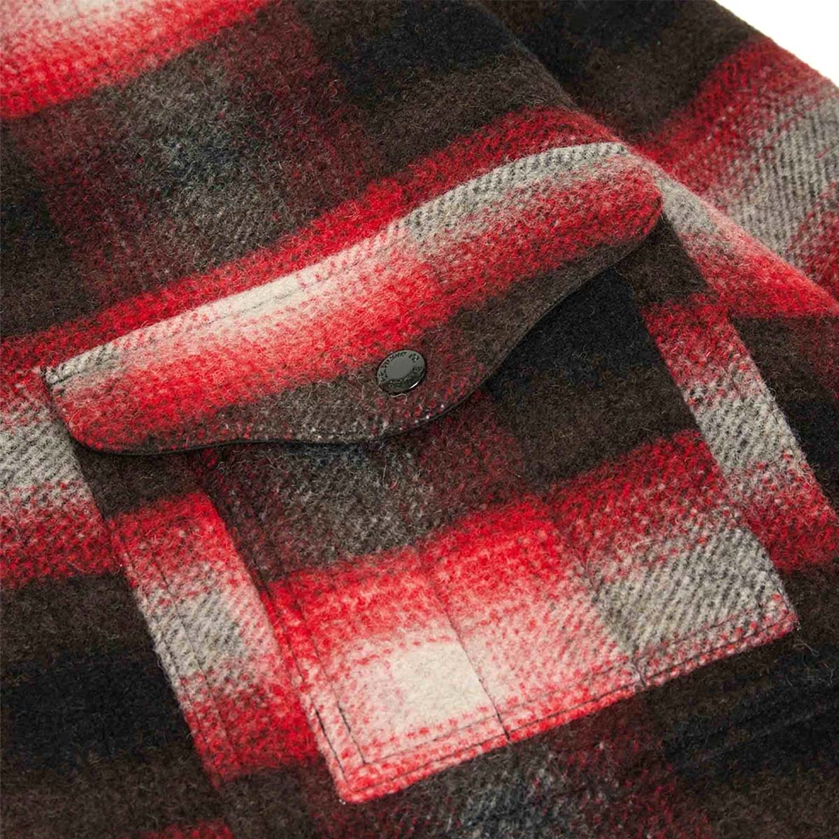 Filson Knitted Wool Cruiser Red/Black Plaid, Gemaakt van een dikke, isolerende wolmix voor uitzonderlijke warmte Filson Knitted Wool Cruiser Red/Black Plaid, Gemaakt van een dikke, isolerende wolmix voor uitzonderlijke warmte