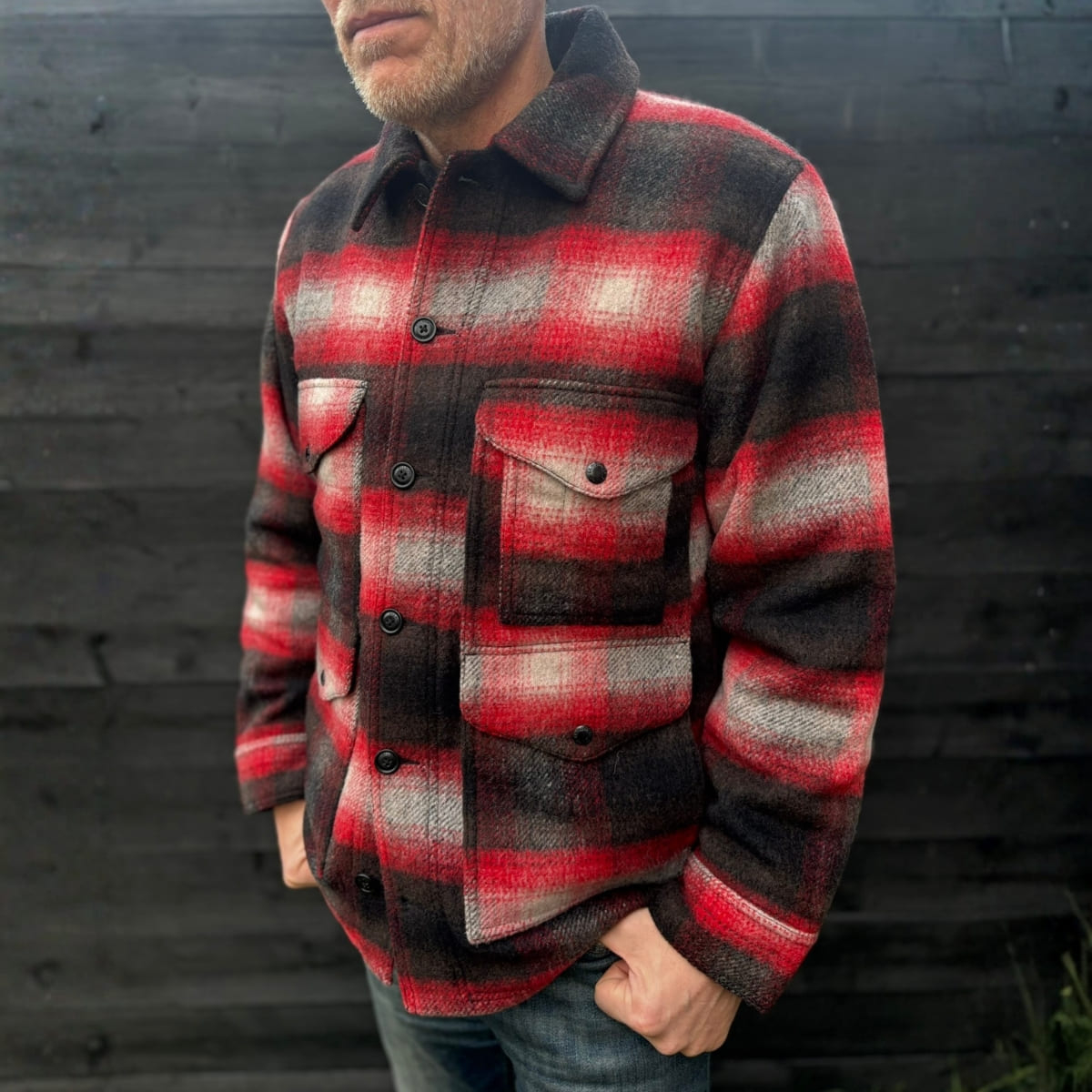 Filson Knitted Wool Cruiser Red/Black Plaid, Verstelbare manchetten met dubbele knoopsluiting Filson Knitted Wool Cruiser Red/Black Plaid, Verstelbare manchetten met dubbele knoopsluiting