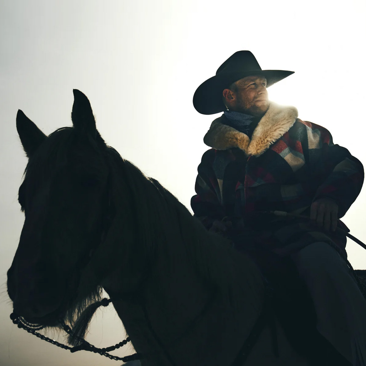 Filson Lined Mackinaw Wool Packer Coat Red/Cream/Blue Plaid, jaskraag gesloten