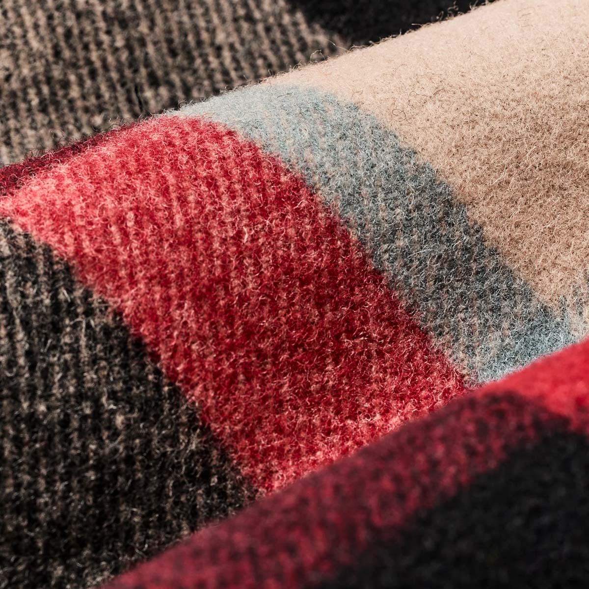 Filson Lined Mackinaw Wool Packer Coat Red/Cream/Blue Plaid, gemaakt met scheerwol voor comfort, natuurlijke waterafstotendheid en isolerende warmte in alle weersomstandigheden