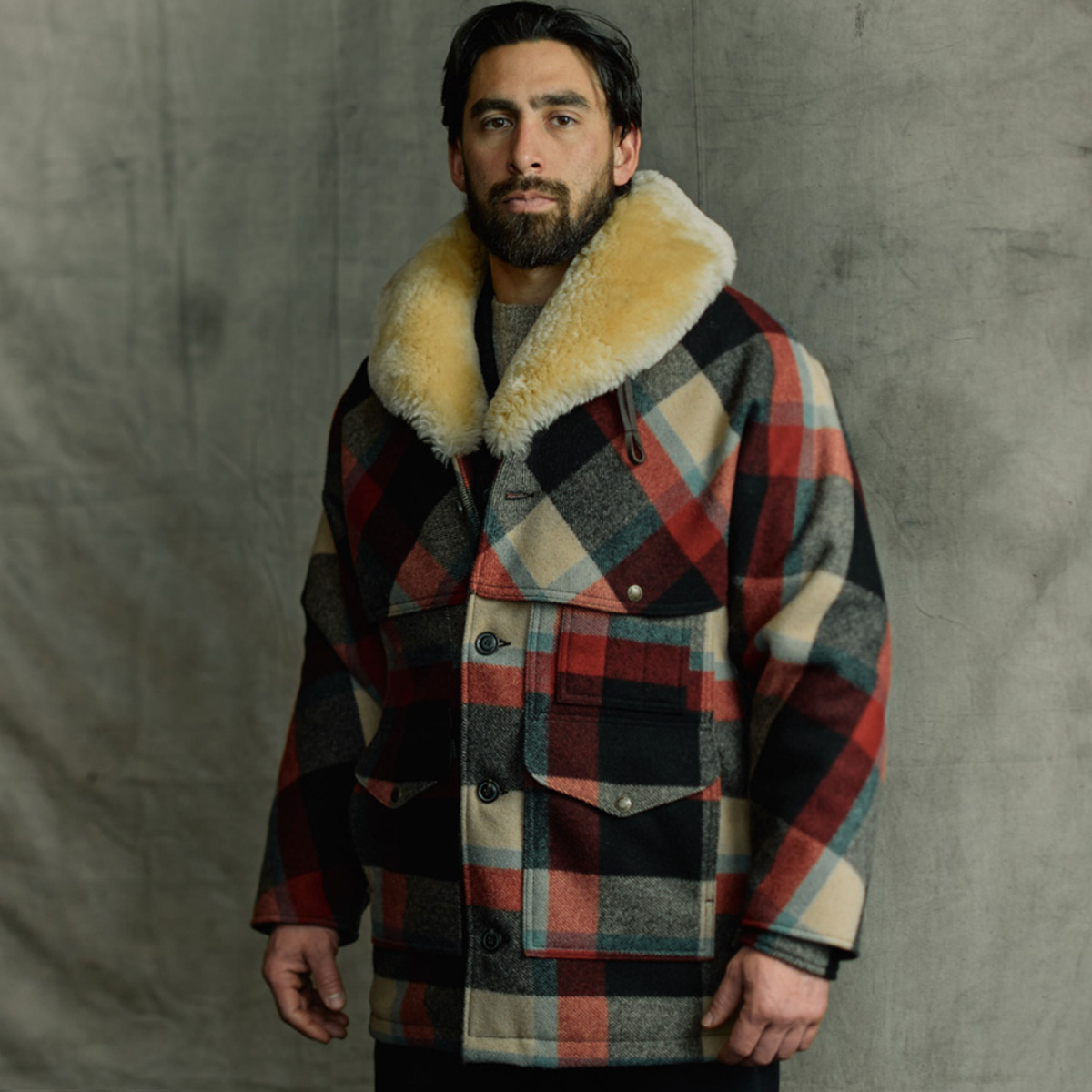 Filson Lined Mackinaw Wool Packer Coat Red/Cream/Blue Plaid, Gestileerd op model voor maatvoering