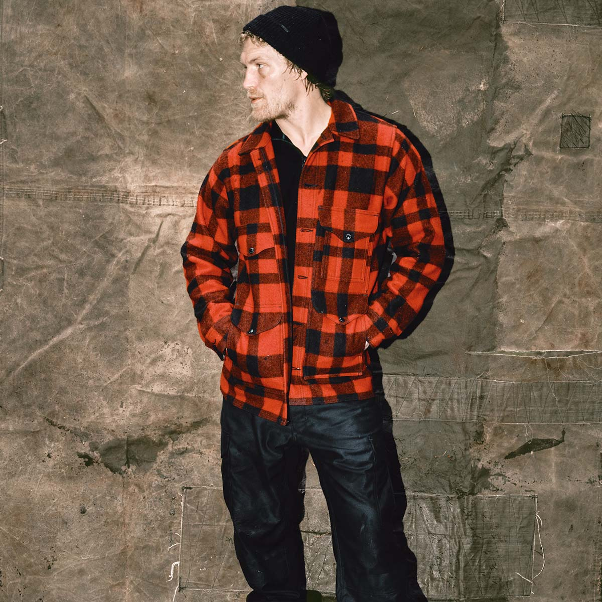 Filson Mackinaw Wool Cruiser Jacket Red/Black Plaid, het vlaggenschip van Filson, gemaakt met extreem duurzame, regenafstotende 100% Virgin Mackinaw Wool, die je warm houdt, zelfs als het nat wordt.