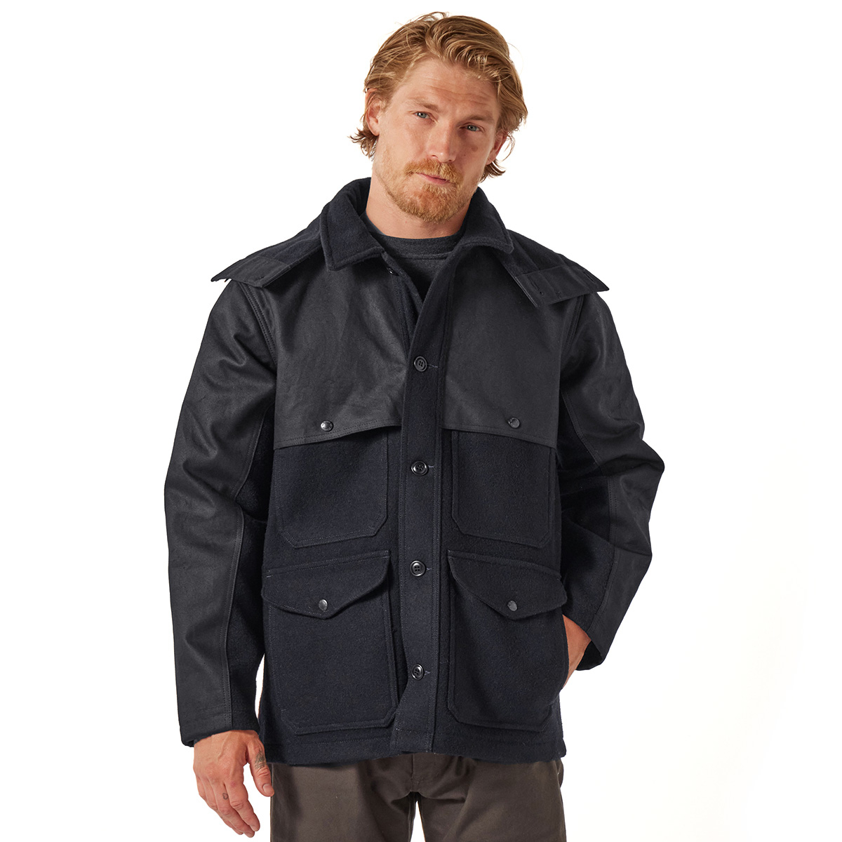 Filson Mackinaw Wool Double Coat Dark Navy, gemaakt van 100% zuivere Mackinaw Wol voor comfort, natuurlijke waterafstotendheid en isolerende warmte in alle weersomstandigheden