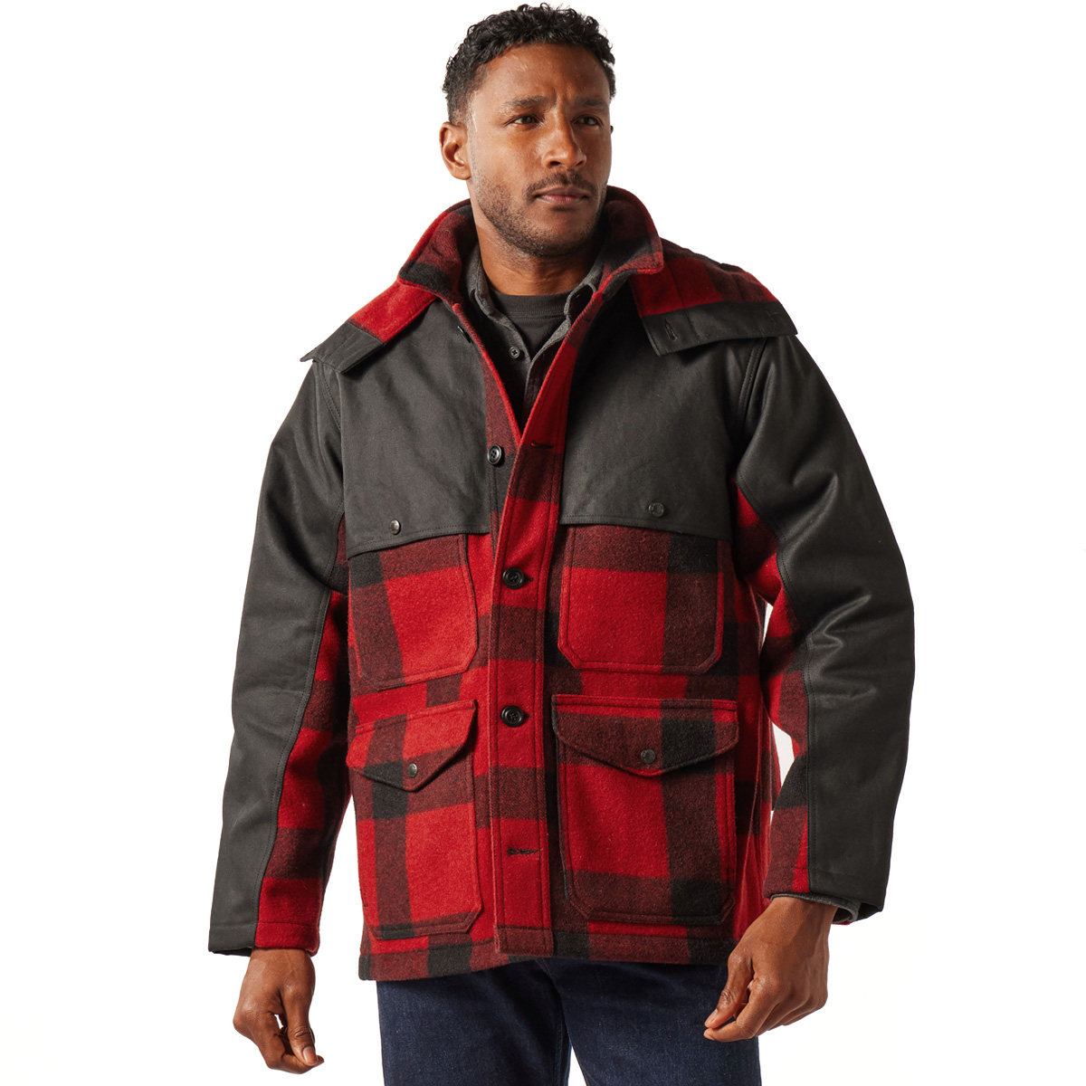 Filson Mackinaw Wool Double Coat Red Black Classic Plaid, gemaakt van 100% zuivere Mackinaw Wol voor comfort, natuurlijke waterafstotendheid en isolerende warmte in alle weersomstandigheden