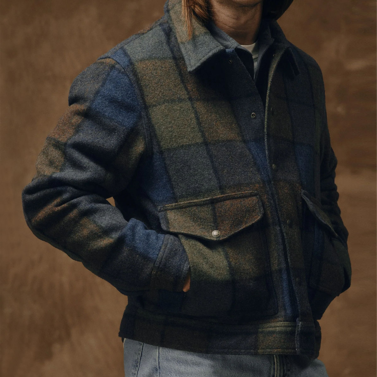 Filson Mackinaw Wool Work Blue/Brown/Gray Plaid, deze klassieke jas is een echt gereedschap voor elk buitenmens