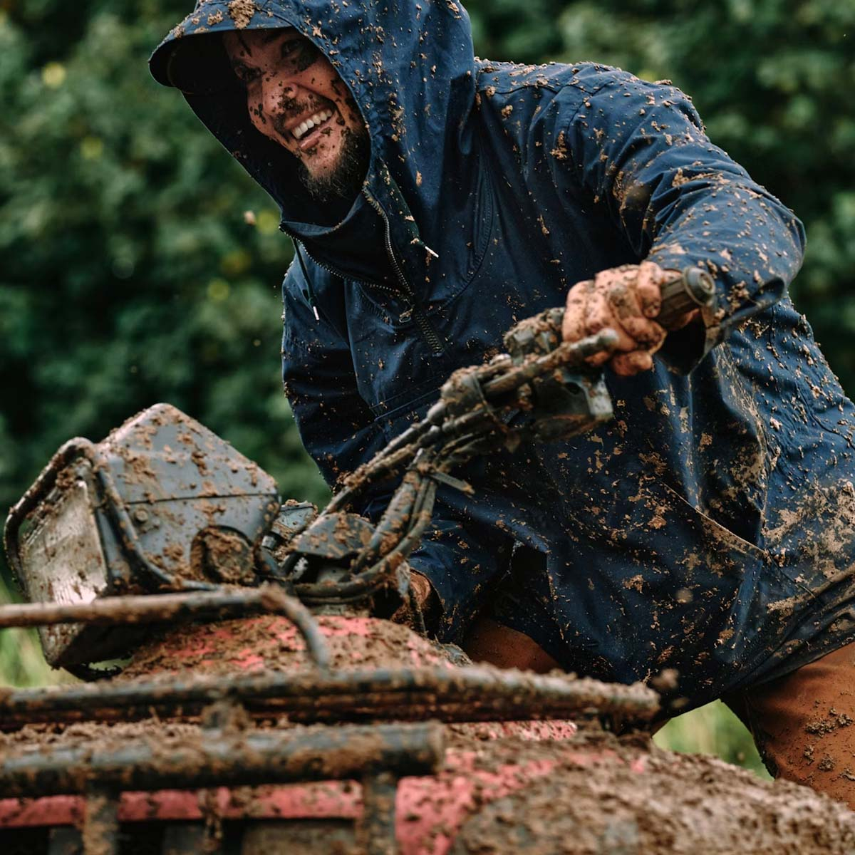 Filson Ranger Anorak Dark Navy, op een quad
