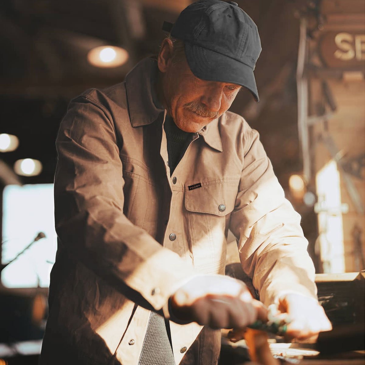 Filson Ranger Short Cruiser Quail Tan, stoer jack op heuplengte van lichter, wasbaar gewaxt katoen voor warmer weer Filson Ranger Short Cruiser Quail Tan, stoer jack op heuplengte van lichter, wasbaar gewaxt katoen voor warmer weer