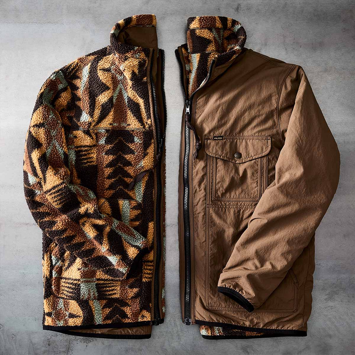 Filson Reversible Pile Fleece Jacket Brown/Night Camp, Twee jassen in één: omkeerbaar ontwerp voor maximale veelzijdigheid Filson Reversible Pile Fleece Jacket Brown/Night Camp, Twee jassen in één: omkeerbaar ontwerp voor maximale veelzijdigheid