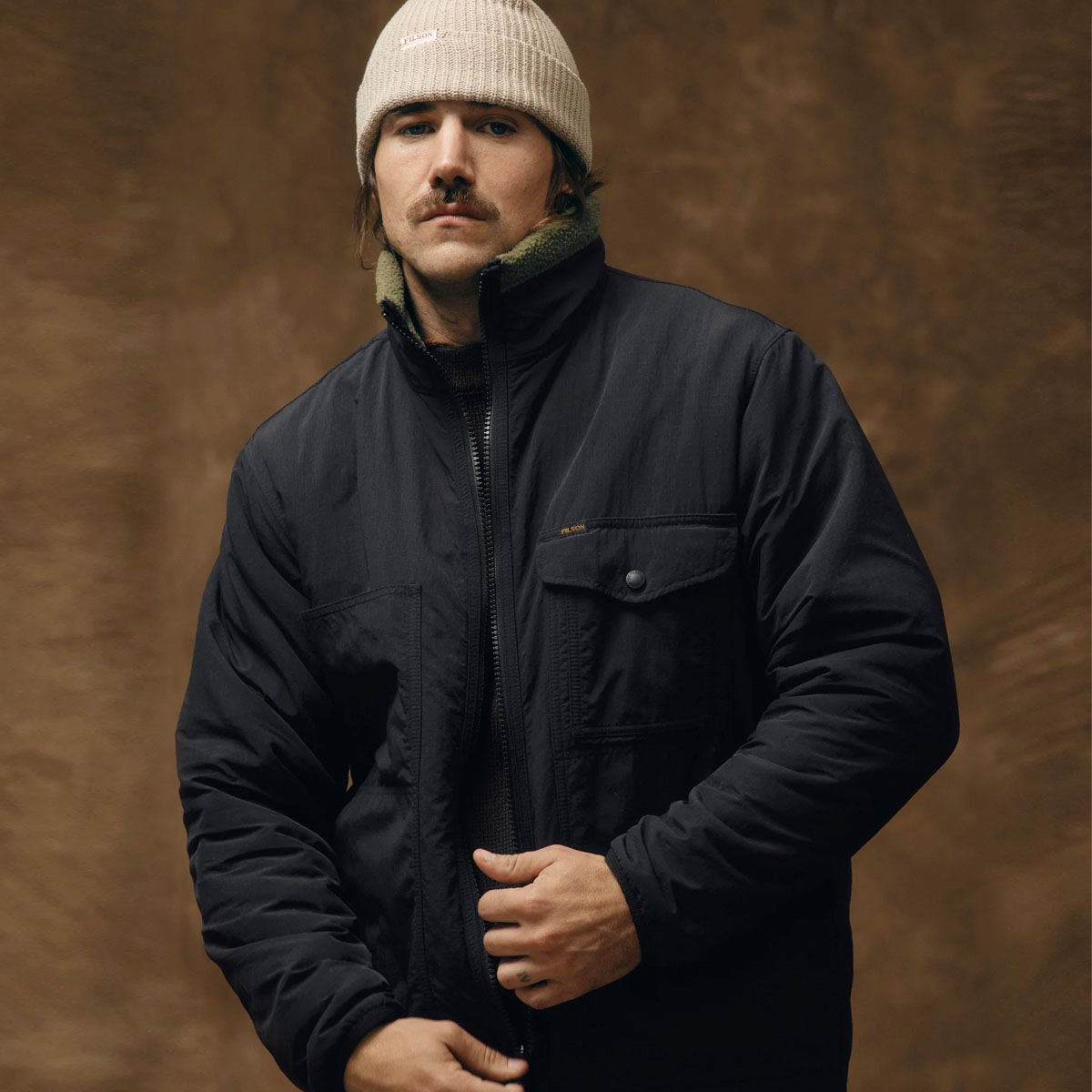 Filson Reversible Pile Fleece Jacket Dark Olive Drab, Twee jassen in één: omkeerbaar ontwerp voor maximale veelzijdigheid Filson Reversible Pile Fleece Jacket Dark Olive Drab, Twee jassen in één: omkeerbaar ontwerp voor maximale veelzijdigheid