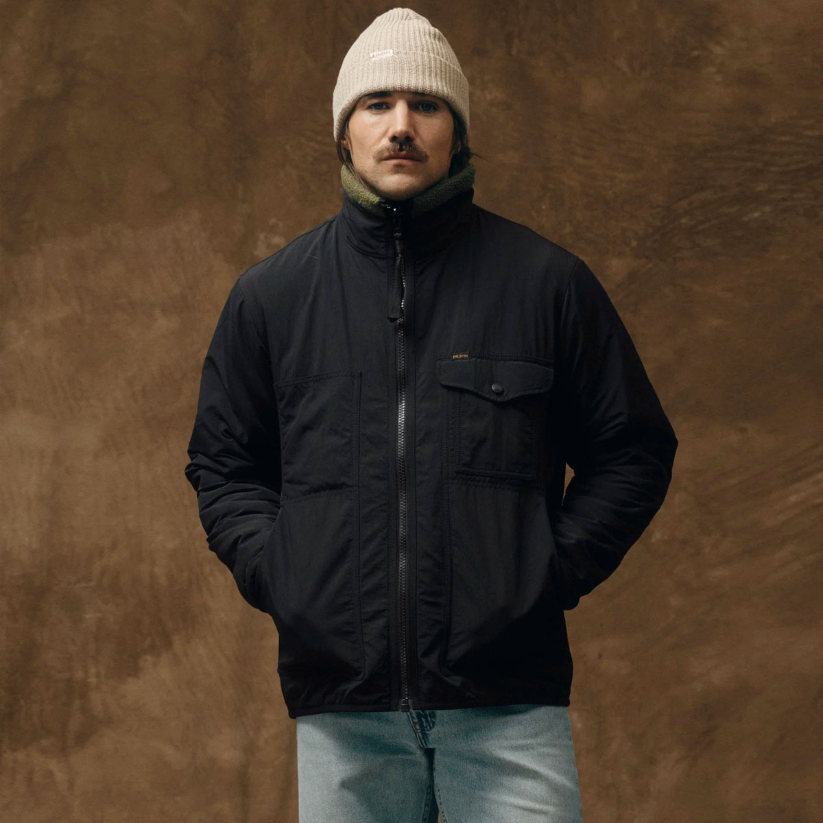 Filson Reversible Pile Fleece Jacket Dark Olive Drab, voorkant dragen Filson Reversible Pile Fleece Jacket Dark Olive Drab, voorkant dragen