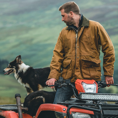 Filson Tin Cloth Field Jacket Dark Tan, is een bewezen klassieker, gemaakt van het legendarische supersterke, lichtgewicht, en olie geïmpregneerde 14-oz. 'Tin Cloth' canvas