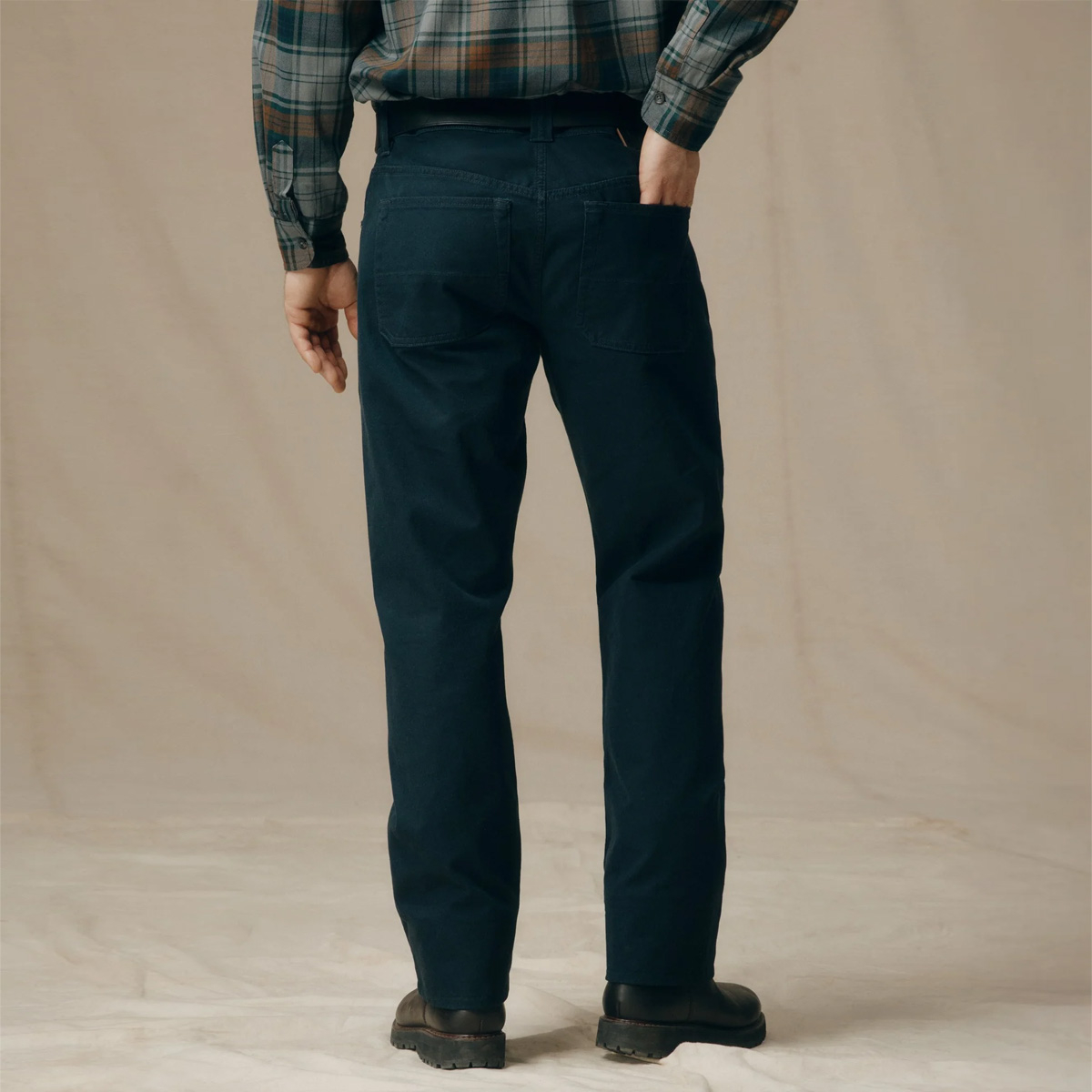 Filson Dry Tin 5 Pocket Pants Blue Mussel, Ruime pasvorm bij zitvlak en dijen met rechte pijpen. Valt iets groter uit dan andere Filson broeken, voor optimale bewegingsvrijheid