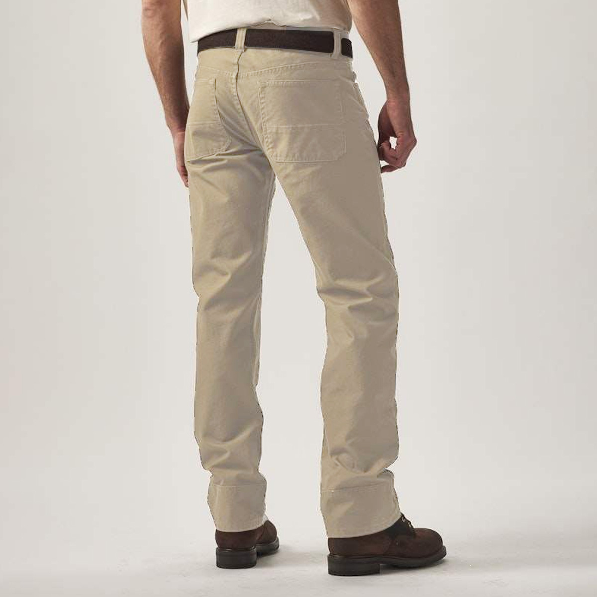 Filson Dry Tin 5 Pocket Pants Gray Khaki, Ruime pasvorm bij zitvlak en dijen met rechte pijpen. Valt iets groter uit dan andere Filson broeken, voor optimale bewegingsvrijheid
