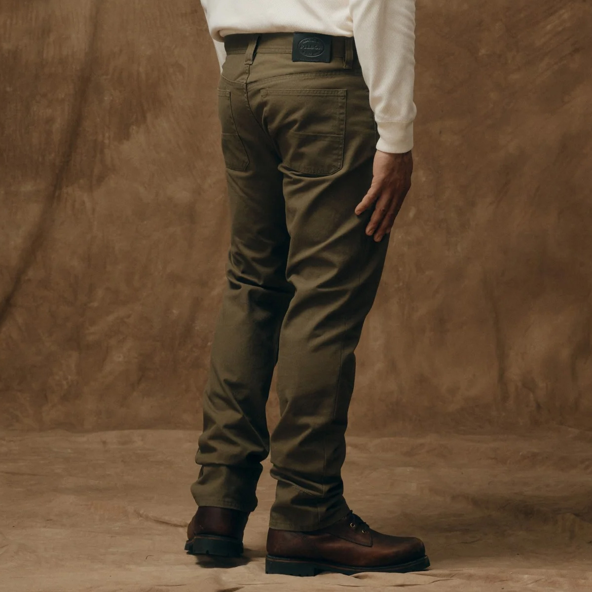 Filson Dry Tin 5 Pocket Pants Marsh Olive, Ruime pasvorm bij zitvlak en dijen met rechte pijpen. Valt iets groter uit dan andere Filson broeken, voor optimale bewegingsvrijheid