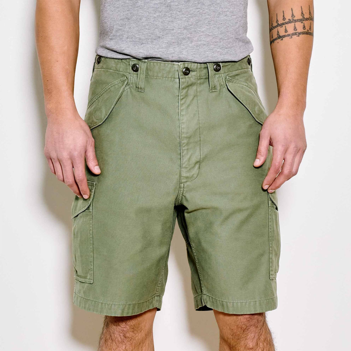 Filson Field Cargo Shorts Washed Fatigue Green, Stoere shorts ge&iuml;nspireerd op militaire kleding. Ideaal voor warme avonturen buiten en uitzonderlijk duurzaam