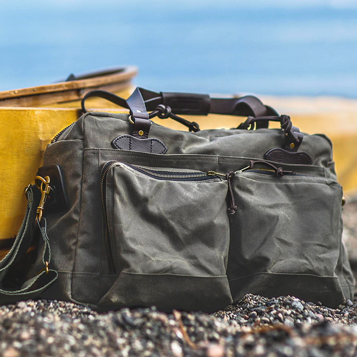 Filson 48-Hour Tin Cloth Duffle Bag Otter Green, een robuuste reistas met grote vakken voor een lang weekend