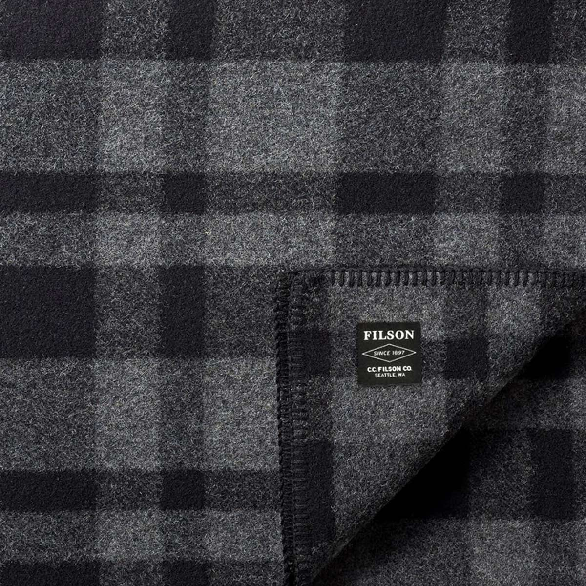 Filson Mackinaw Wool Blanket 11080110-Gray Black, een warme, waterafstotende deken van scheerwol voor outdoor- of binnenshuis gebruik