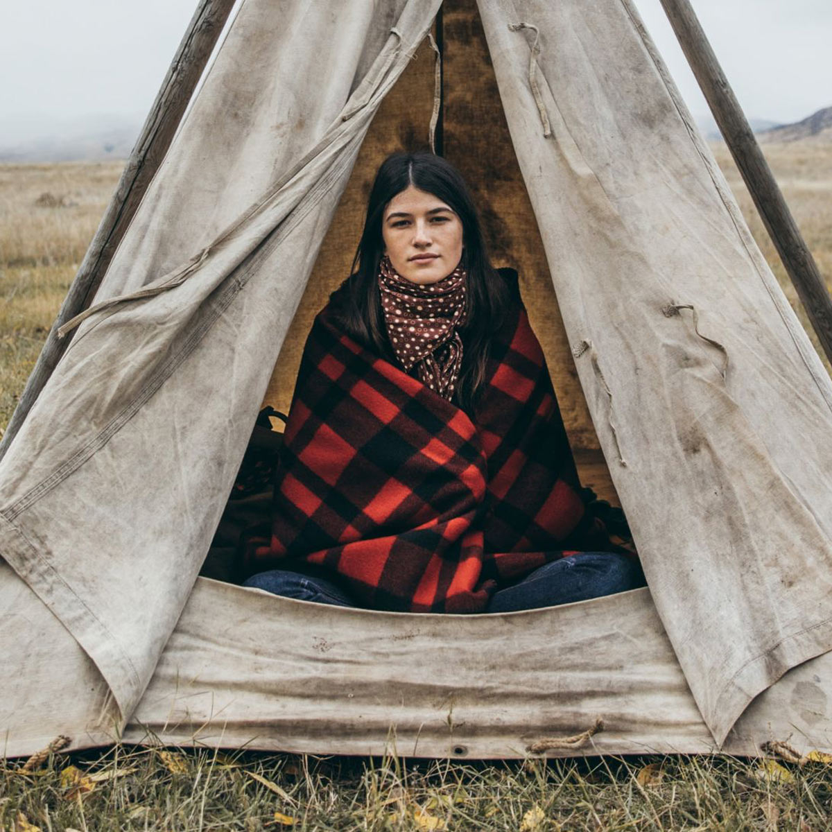 Filson Mackinaw Wool Blanket Red/Black Heritage Plaid, een warme, waterafstotende deken van scheerwol voor outdoor- of binnenshuis gebruik