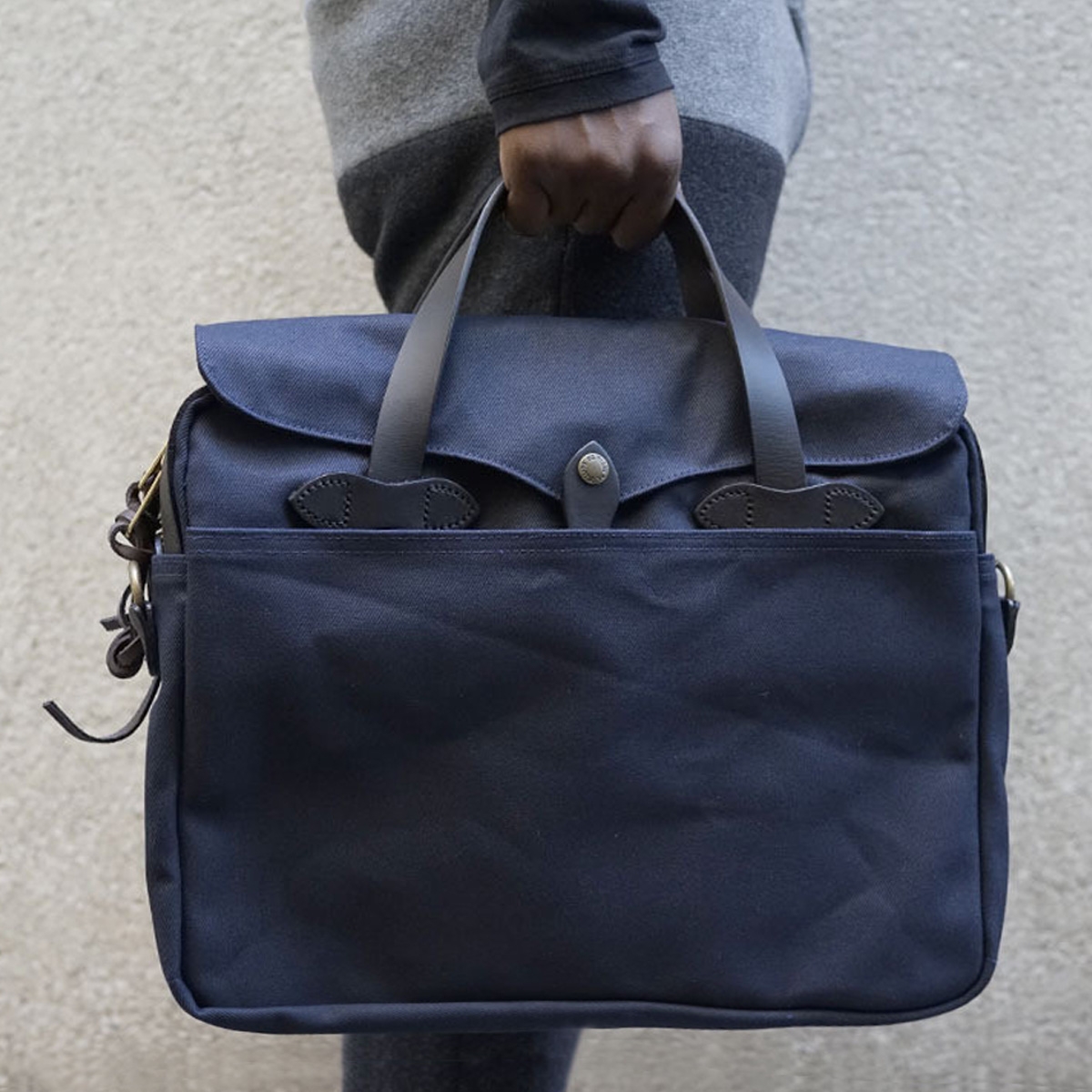 Filson Original Briefcase 11070256 Navy, past goed in een urban omgeving