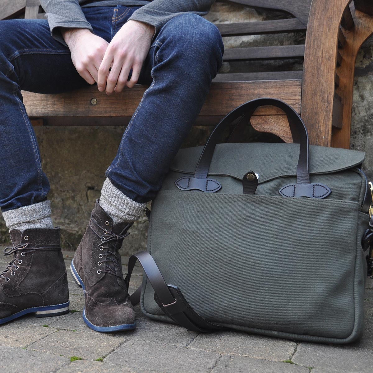 Filson Original Briefcase 11070256 Otter Green streetwear, past goed in een urban omgeving