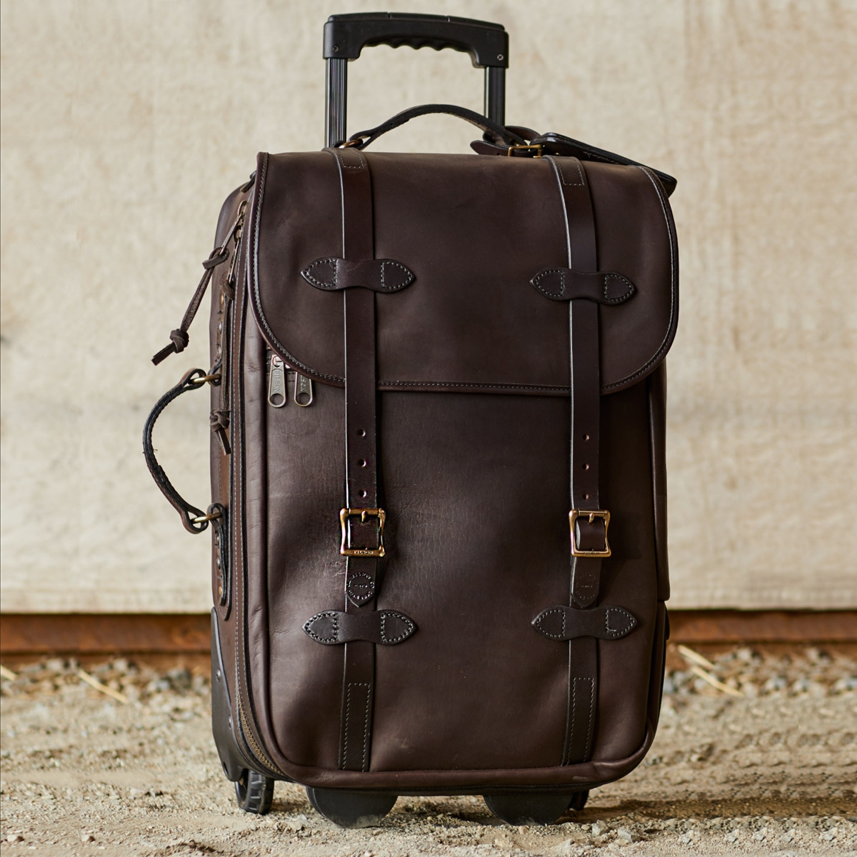 Filson Weatherproof Rolling CarryOn BagMedium Leather 11070439, a leather suitcase guaranteed