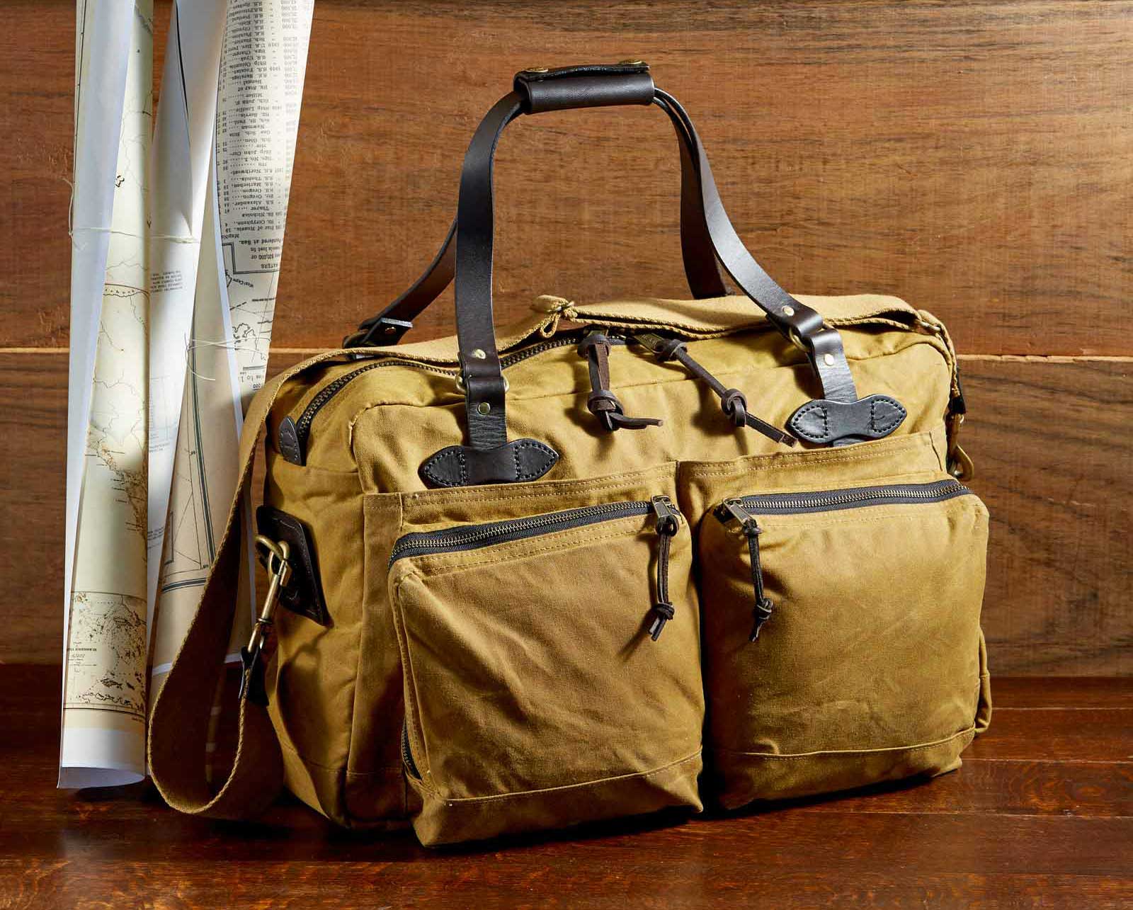 Filson 48-Hour Tin Cloth Duffle Bag Dark Tan, is uitermate geschikt voor een weekendje weg of een zaken reis